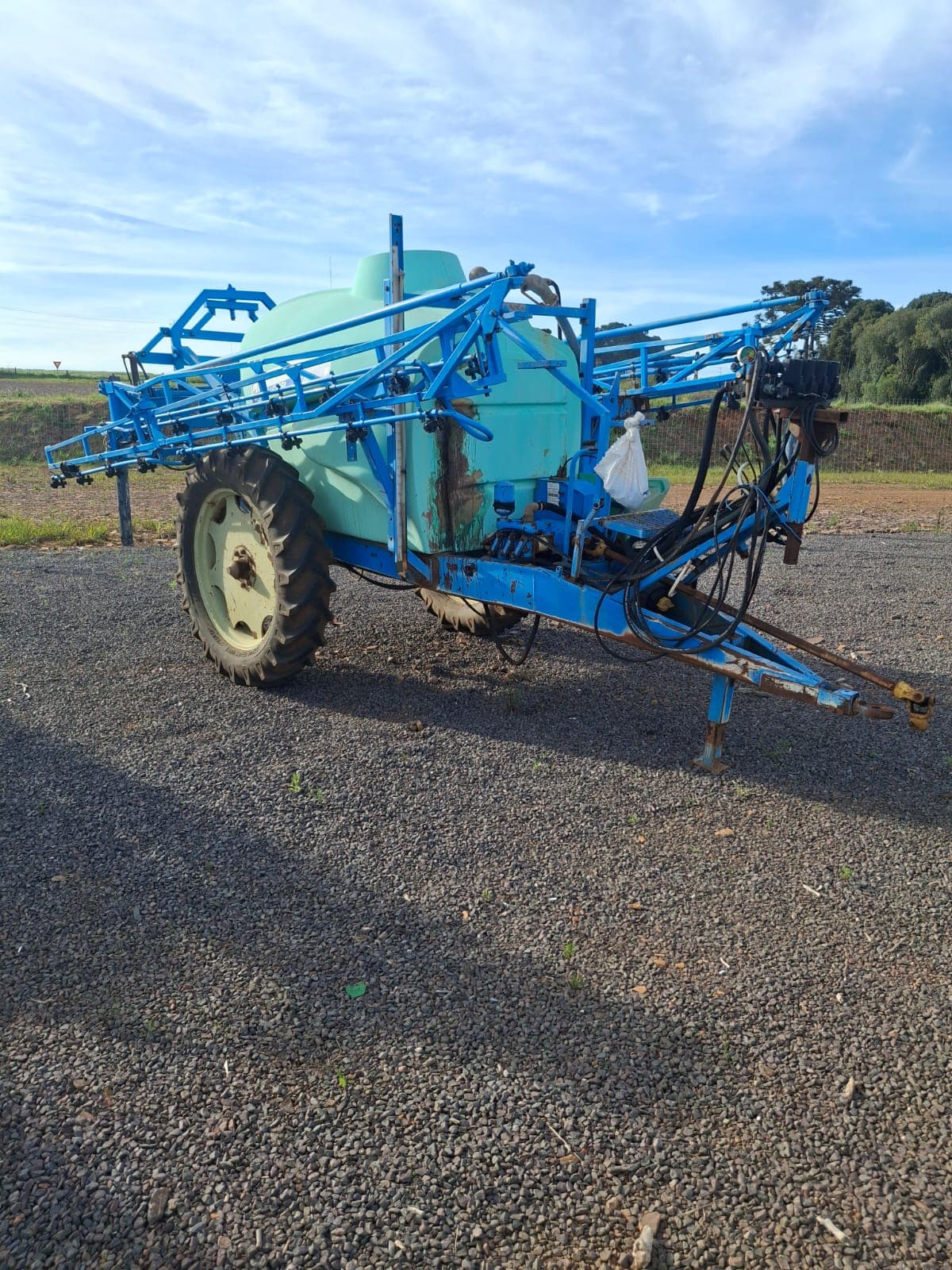Pulverizador de Arrasto Montana Ranger 3000L 18m c/ Corte de Seção (2007)